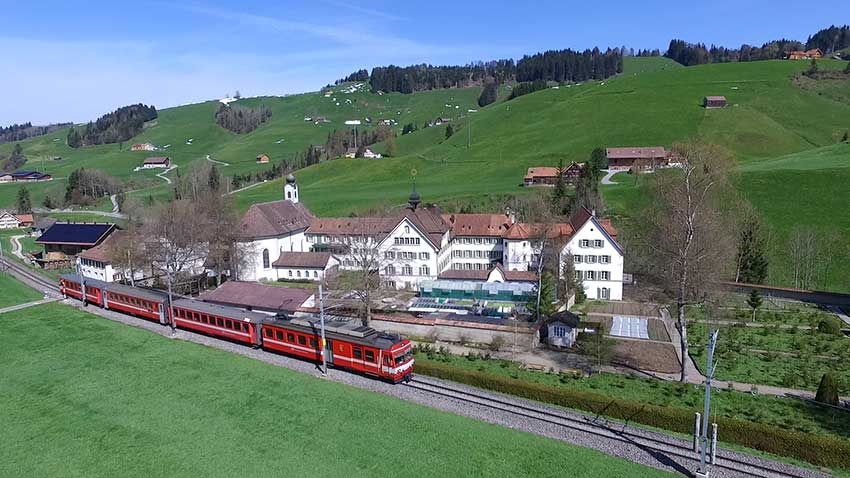 Zug der Appenzeller Bahnen bei Jakobsbad